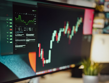 Gráficos sendo mostrados na tela do computador.