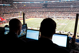 Olheiro observando o campo com um binóculo.