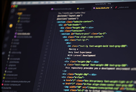 Olheiro observando o campo com um binóculo.